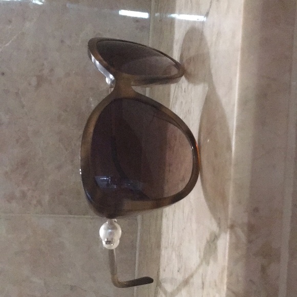 Chanel pearl sunnies - Picture 4 of 5